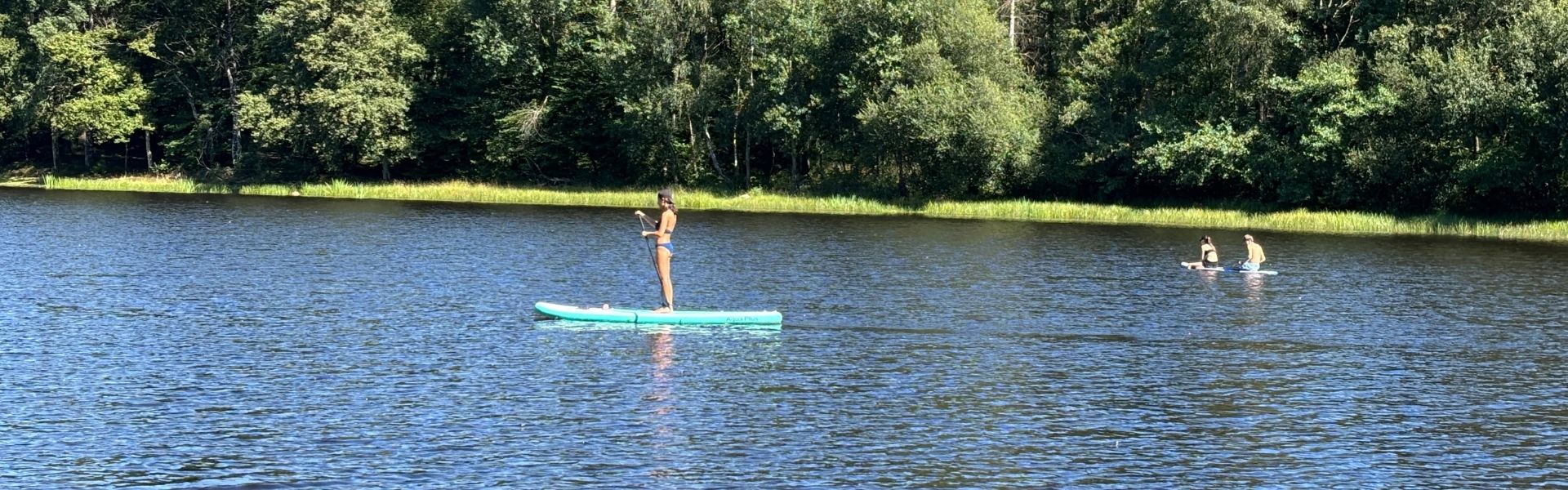 femme sur un paddle lors d'une activités paddle sur l'étang près de Nevers