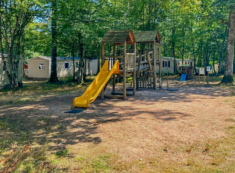 Toboggan de l'aire de jeux du camping l'étang du merle près de nevers
