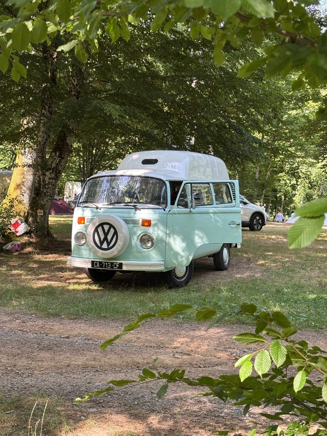 Van sur un emplacement location camping bourgogne