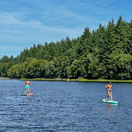 deux peronnes qui font du paddle sur l'étang au camping en bord d'étang en bourgogne