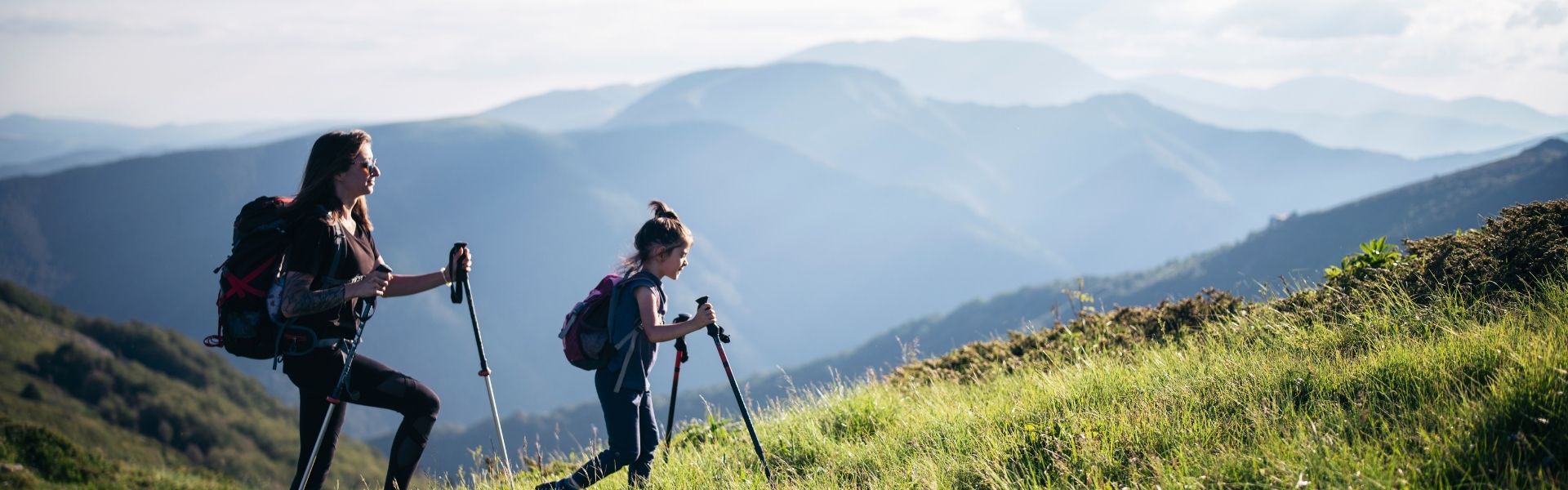 deux personnes qui font de la randonnée en bourgogne