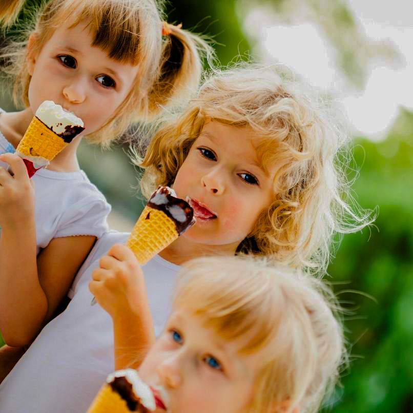 enfants qui mangent une glace au bord de l'eau