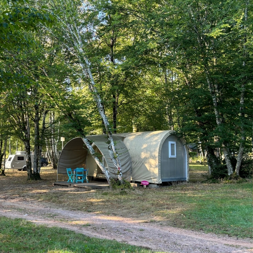 le cocosweet en été sous les arbres au camping avec location insolite en bourgogne