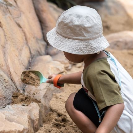 petit garcon que fait des fouilles archéologique près de Nevers