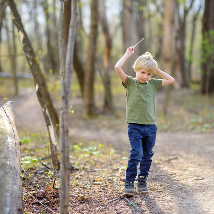 petit garçon qui joue dans les bois au camping l'étang du merle près de Nevers