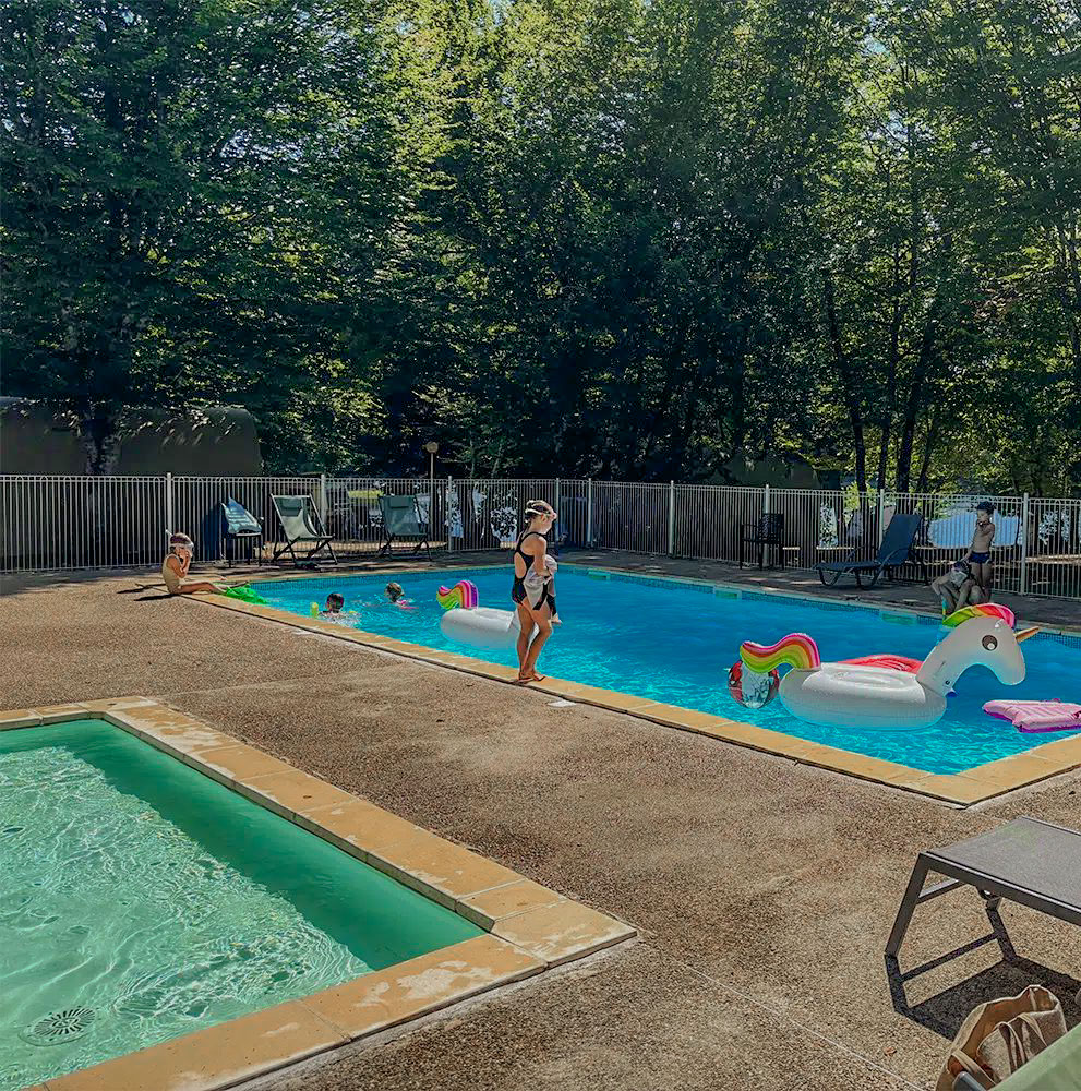 piscine étang du merle vacanciers qui se baignent