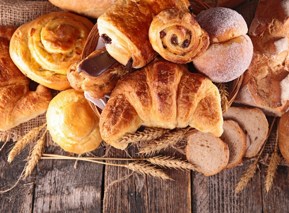 plusieurs viennoiseries disposées sur un table en bois au camping avec services près de nevers