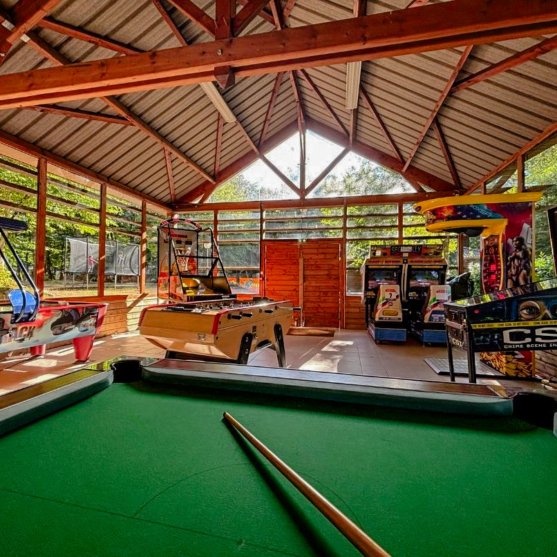 salle de jeux du camping avec billard baby foot et flipper en bourgogne