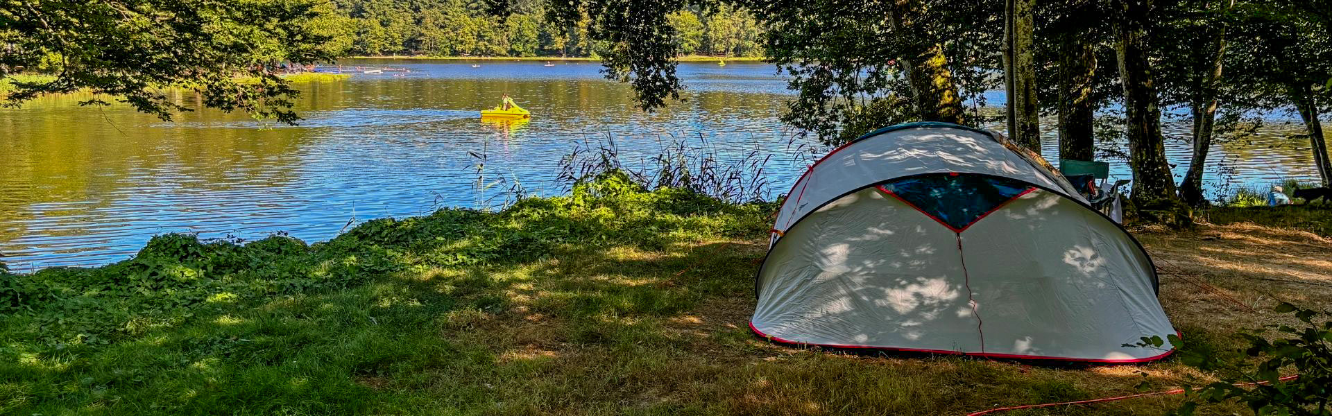 tente au bord de l'eau au camping avec location d'emplacement en bourgogne