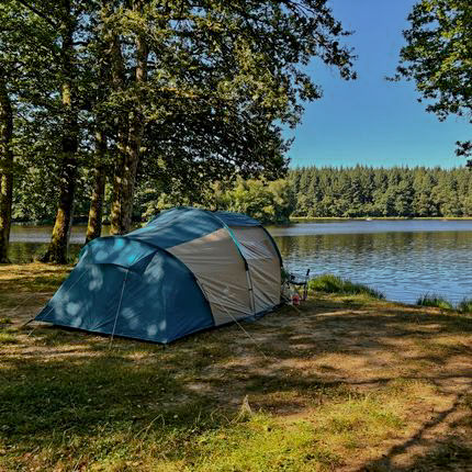 tente bleue et grise au bord de l'étang au camping l'étang du merle