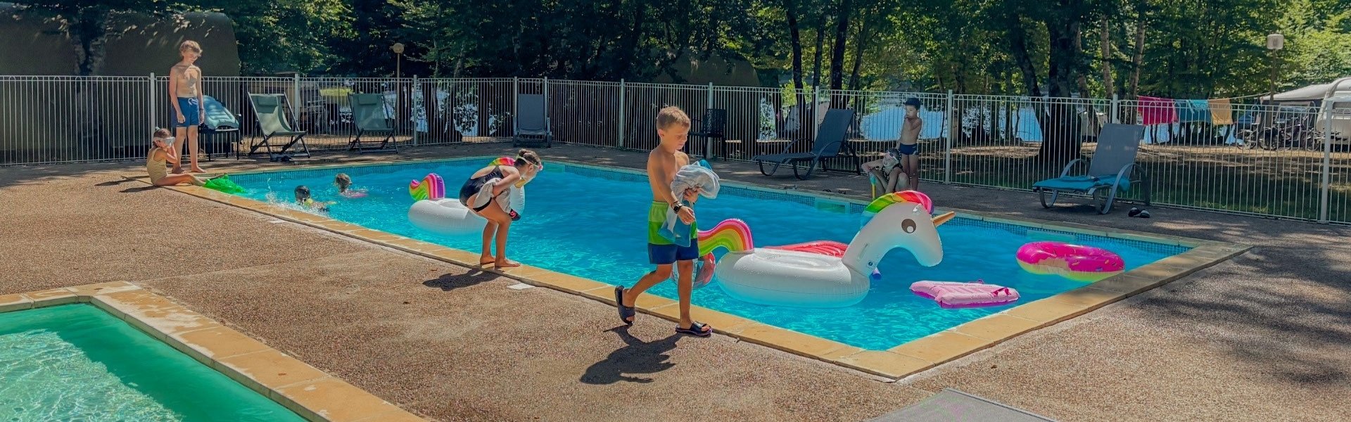 vacanciers qui jouent dans la piscine du camping l'étang du merle