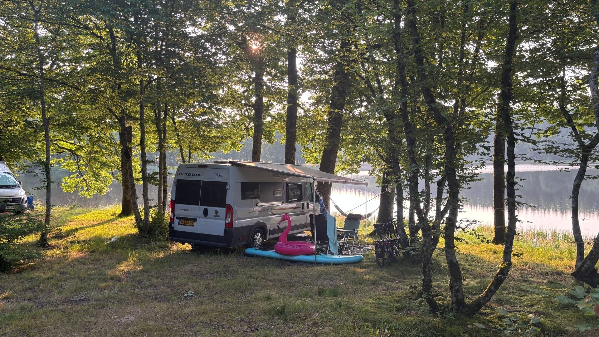 van installé au bord de l'eau au camping près de nevers
