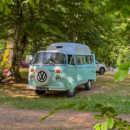 van volkswagen bleu instalé sur une parcelle en bourgogne