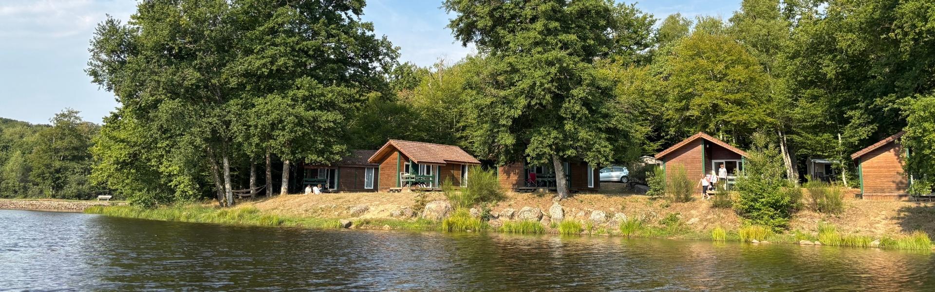 vue des chalets au bord de l'eau au camping avec services en bourgogne