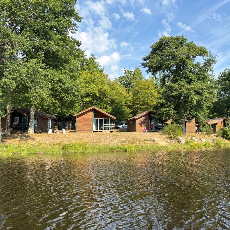 vue des chalets en bois à louer près de Nevers