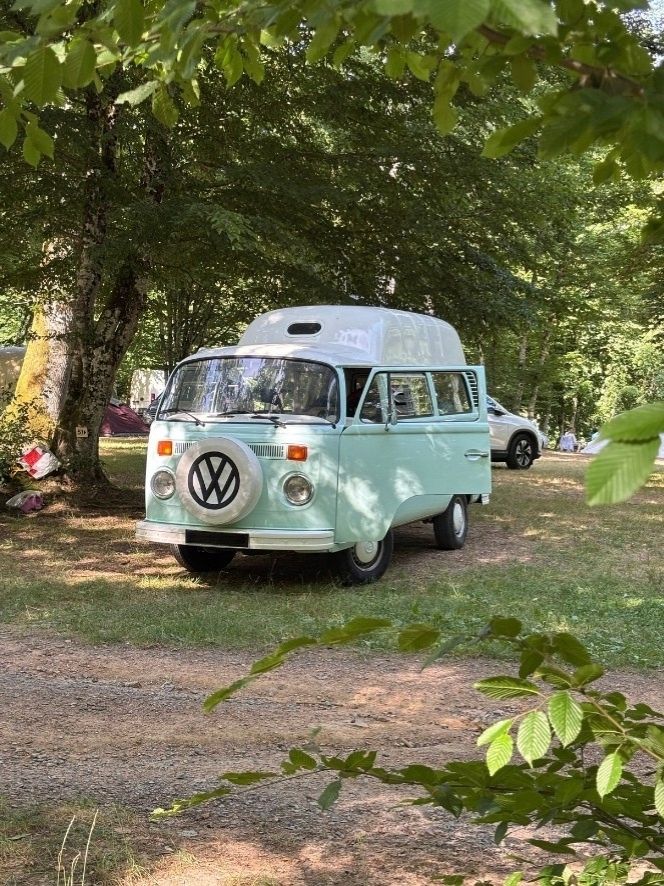 Van sur un emplacement location camping bourgogne